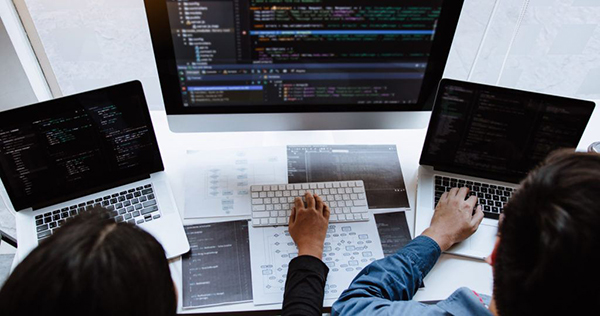 對(duì)接硬件的軟件開(kāi)發(fā)與純軟件開(kāi)發(fā) 核心區(qū)別與挑戰(zhàn)